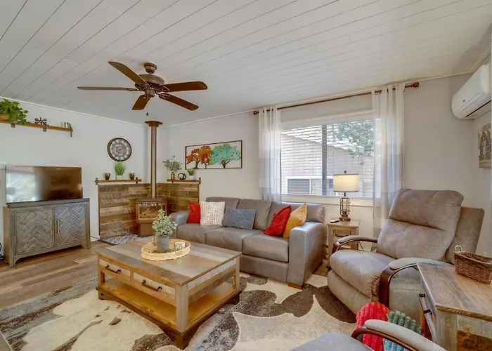 Holiday home Summer Getaway W/ Backyard *