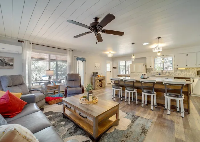 Holiday home Summer Getaway W/ Backyard
