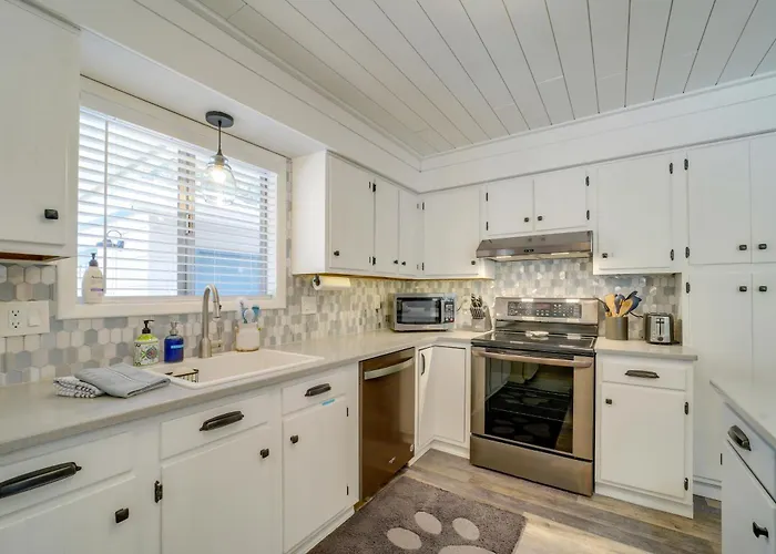 Summer Getaway W/ Backyard Holiday home *